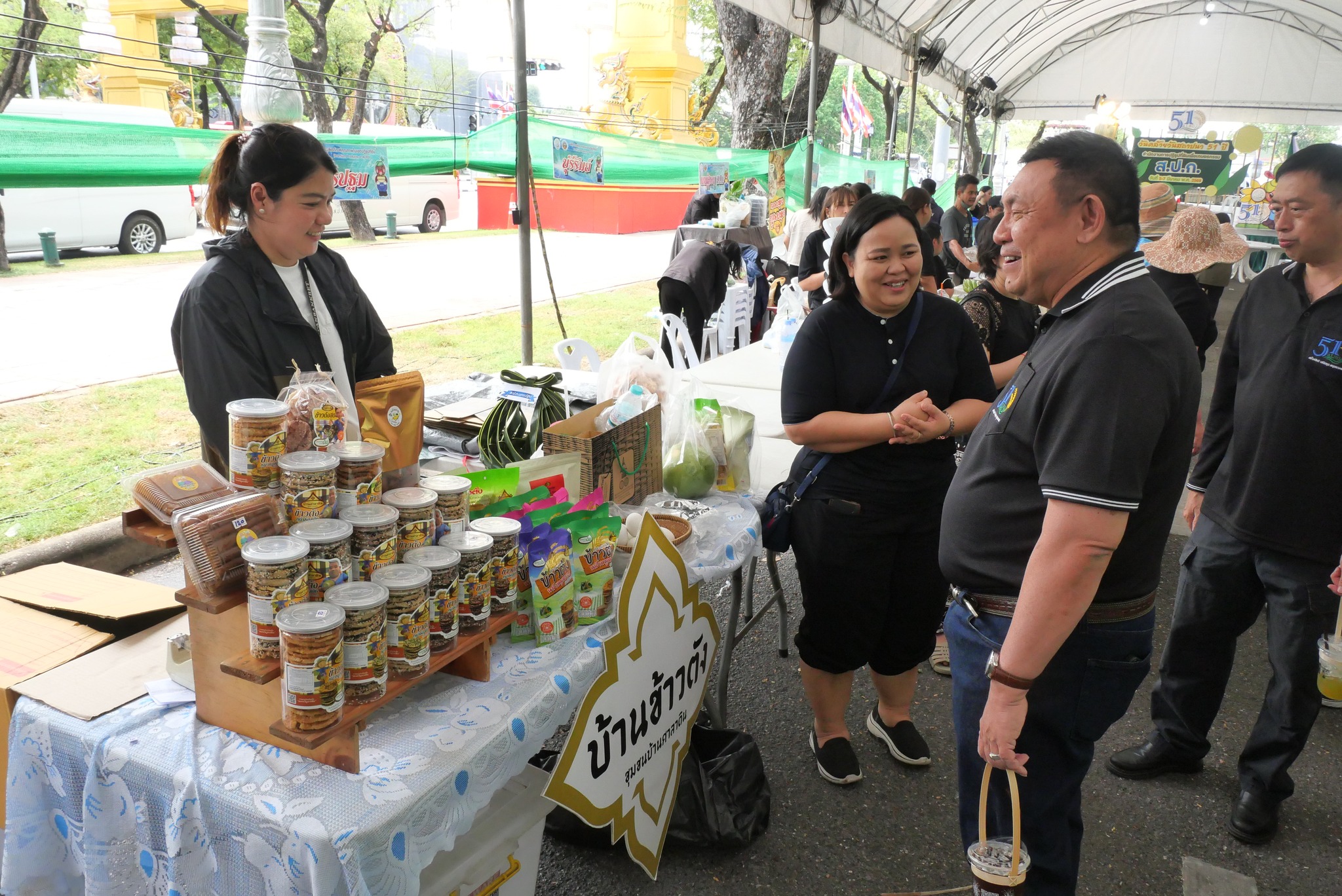 title - เลขาธิการ ส.ป.ก. เยี่ยมทักทายเกษตรกรและซื้อสินค้าในบรรยากาศวันสุดท้ายของการออกร้านขายสินค้า จากเขตปฏิรูปที่ดิน ส่งท้ายงานครบรอบ 51 ปี ส.ป.ก.